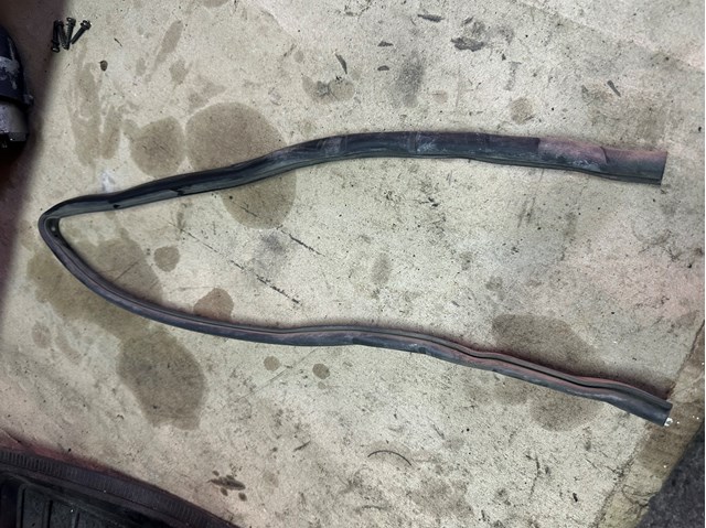 Ущільнювач капота MN126736 MITSUBISHI