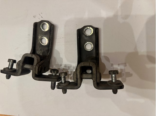 Петля задніх дверей, лівих MR302271 MITSUBISHI