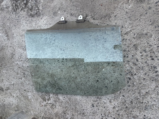 Скло задньої двері правої MR525742 MITSUBISHI