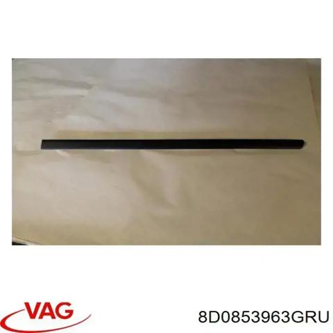 Молдинг задніх лівих дверей 8D0853963GRU VAG