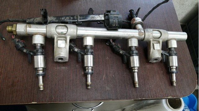 Розподільник палива 06L133317N VAG