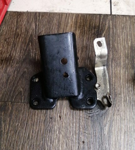Кронштейн подушки (опори) двигуна, лівої 1091A332 MITSUBISHI