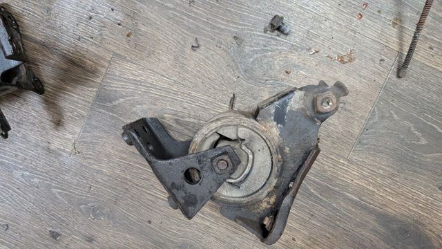 Кронштейн подушки (опори) двигуна, задньої 113328H300 NISSAN