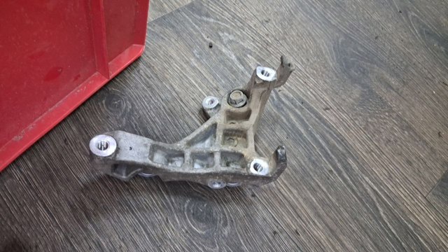 Кронштейн компресора кондиціонера 11910AM600 NISSAN