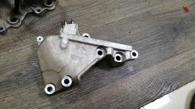 Кронштейн подушки (опори) двигуна, правої 1231531091 TOYOTA