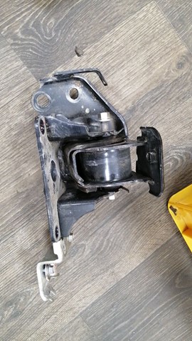 Кронштейн подушки (опори) двигуна, лівої 1232536070 TOYOTA