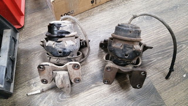 Подушка двигуна передня 1236130141 TOYOTA