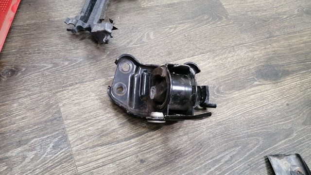 Подушка (опора) двигуна, ліва 123720V070 TOYOTA