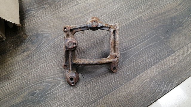 Кронштейн компресора кондиціонера 1250236010 TOYOTA