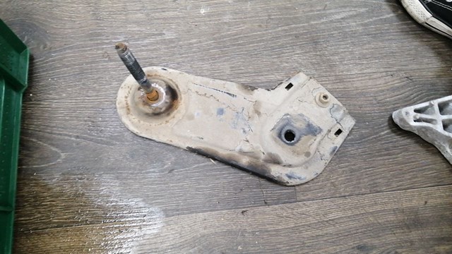 Кронштейн передньої балки 13266387 GM
