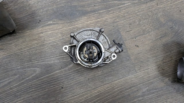 Насос вакуумний 1465000Q1H NISSAN
