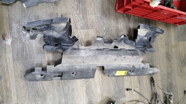 Кронштейн радіатора нижній 1668136010 TOYOTA