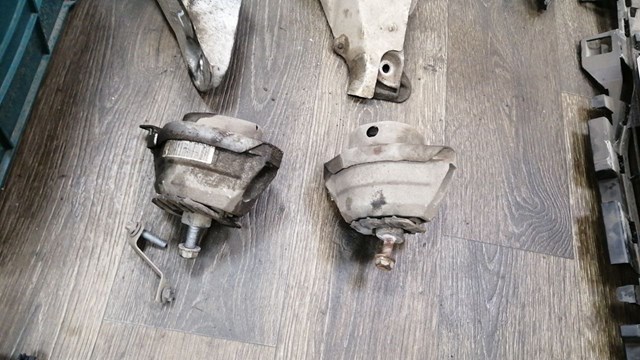 Права опора двигуна 22116762608 BMW