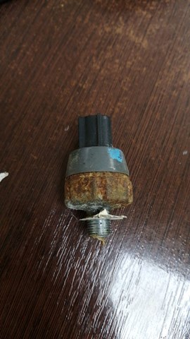 Датчик тиску масла двигуна 252404M40E NISSAN