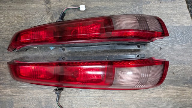 Ліхтар задній лівий 26555EQ00A NISSAN