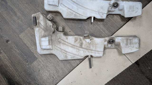 Бачок омивача лобового скла 289105X21A NISSAN