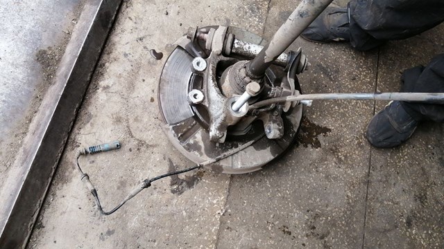 Цапфа поворотного кулака 33326775080 BMW