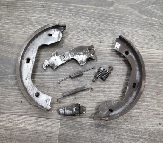 Розтяжка гальмівного барабана 34416851439 BMW