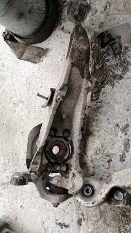 Цапфа передня ліва 40015EG000 NISSAN