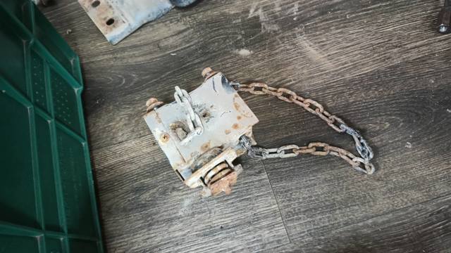 Підйомник запасного колеса 4260A122 MITSUBISHI