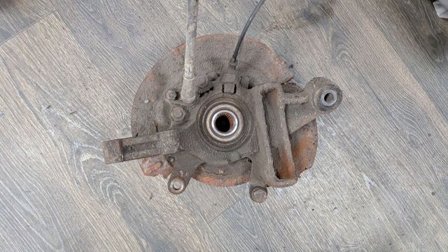 Кулак поворотний лівий 430198H300 NISSAN