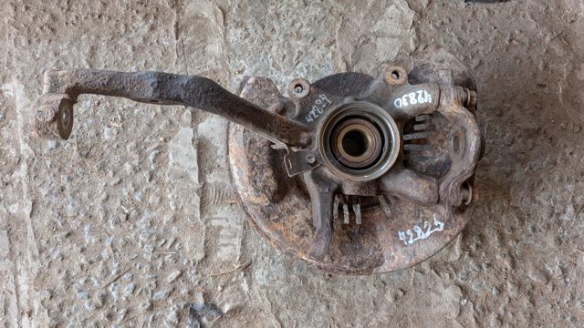 Кулак поворотний передній правий 432110K030 TOYOTA