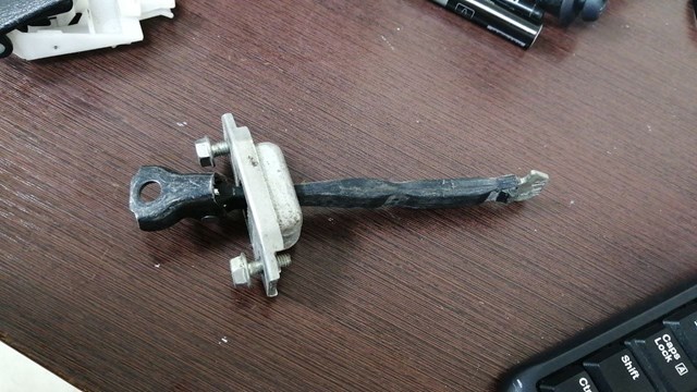 Обмежувач відкриття дверей, передній 6861042051 TOYOTA