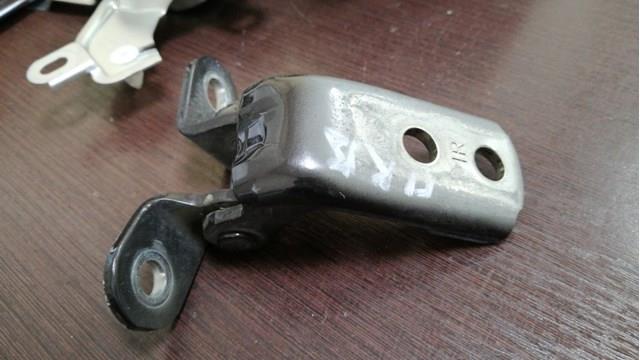 Петля передніх дверей права 6871012151 TOYOTA