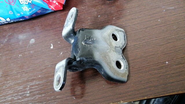 Петля передніх дверей права 6873052010 TOYOTA