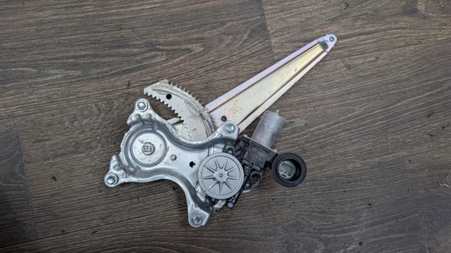 Механізм стеклопод'емника двері задньої, правої 698030K110 TOYOTA