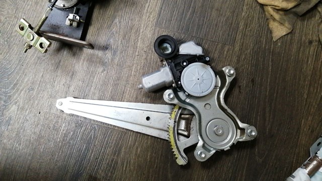 Склопідйомник задніх правих дверей 6983060110 TOYOTA
