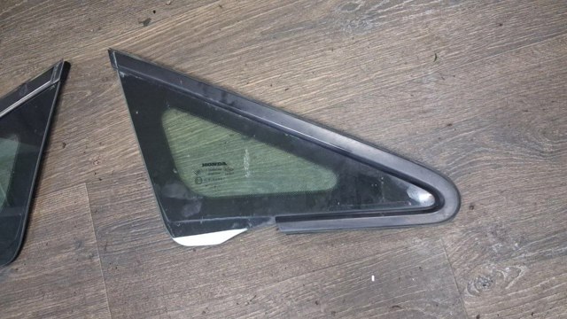 Скло-кватирка дверей, передніх, правих 73331SNLT00 HONDA