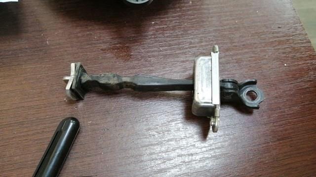 Обмежувач відкриття дверей, передній 804301BA0A NISSAN