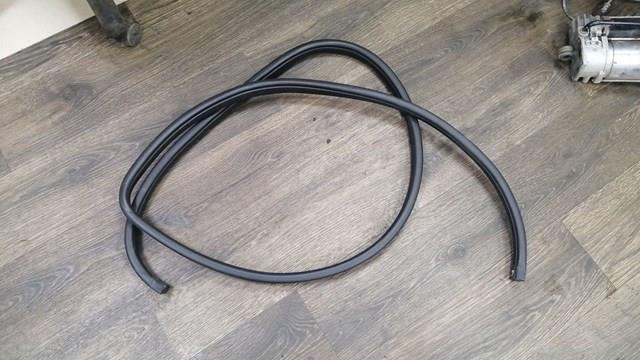 Ущільнювач дверей передніх, лівих (на кузові) 821103S000RY HYUNDAI