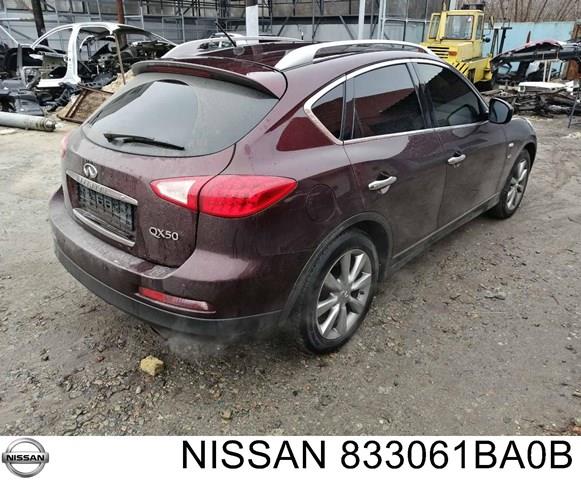 Скло кузова/багажного відсіку, праве 833061BA0B NISSAN
