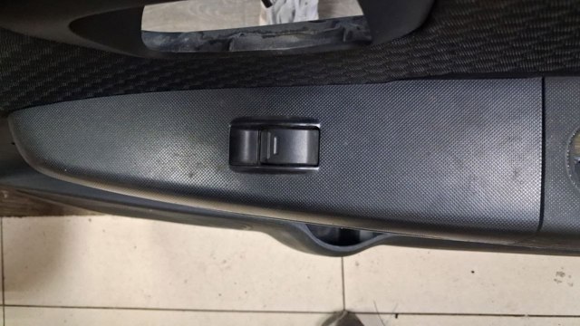 Кнопка вмикання двигуна склопідіймача передня права 848100K010 TOYOTA