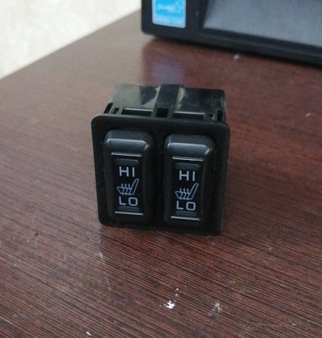 Кнопка включення обігріву сидіння 8610A114 MITSUBISHI