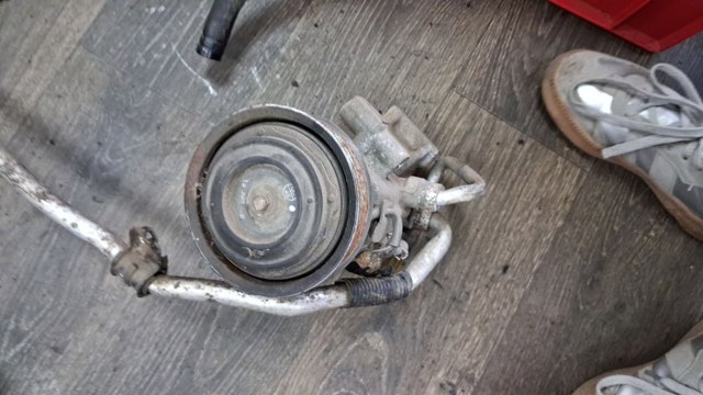 Компресор кондиціонера 883200K520 TOYOTA
