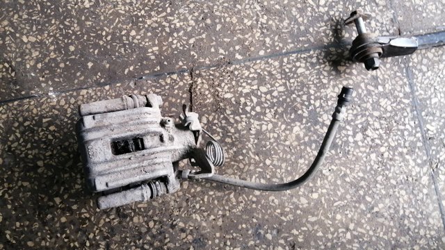 Задній гальмівний супорт лівий 8E0615423 VAG