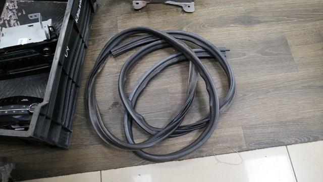 Ущільнювач задніх 3/5-й двері 908304EA0B NISSAN