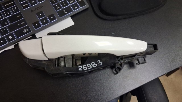 Тримач зовнішньої ручки дверей, задніх правих 9802977180 PEUGEOT