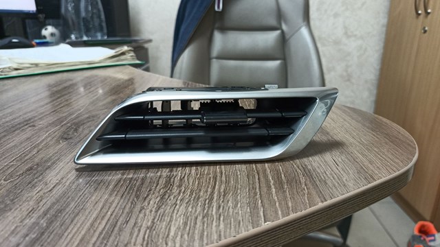 Решітка повітроводу права 98101431DX PEUGEOT