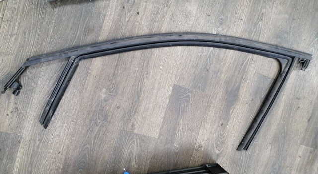 Направляюча скла рамки двері, переднього ліва 98115860XT PEUGEOT