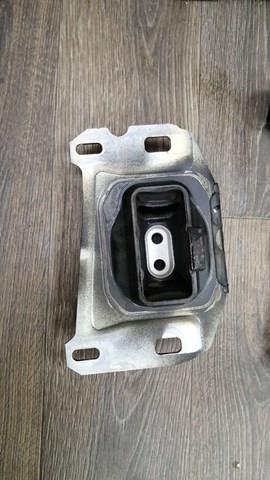 Подушка (опора) двигуна, ліва верхня 9813699680 PEUGEOT