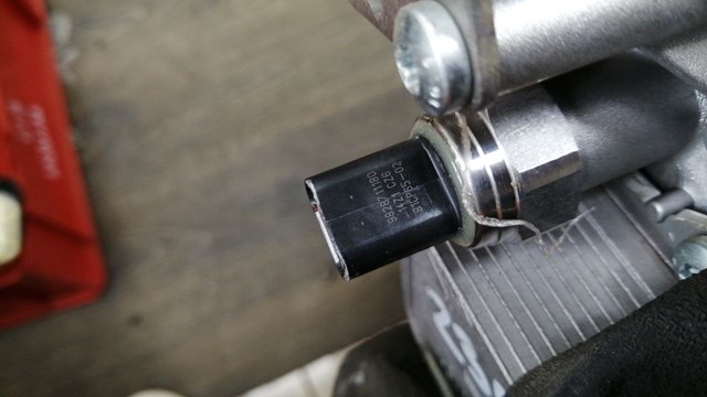 Датчик температури масла двигуна 9828711180 PEUGEOT