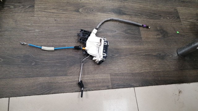 Замок передніх пасажирських дверей A1667200435 MERCEDES