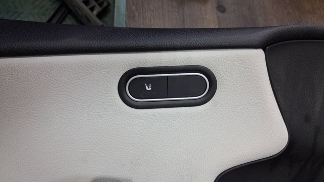 Кнопка обігріву сидіння A17790567009107 MERCEDES