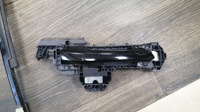 Тримач зовнішньої ручки дверей, передньої правої A2047602434 MERCEDES