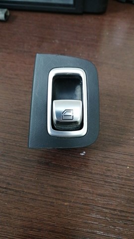 Кнопковий блок керування склопідіймачами передній правий A2059051513 MERCEDES
