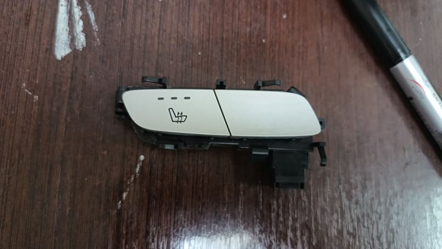 Кнопка обігріву сидіння A21390573027N49 MERCEDES